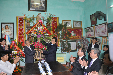 Đồng chí Phạm Minh Chính tặng hoa chúc mừng giáo sứ Yên Trì 