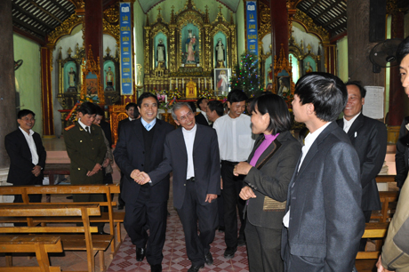 Đồng chí Phạm Minh Chính thăm hỏi và trò chuyện cùng Linh mục và bà con giáo dân 
