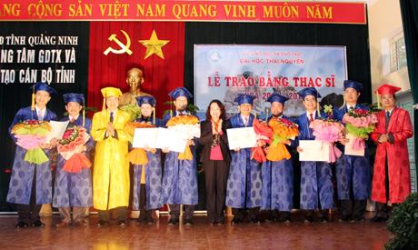 Đồng chí Vũ Thị Thu Thủy, Phó Chủ tịch UBND tỉnh tặng hoa cho các Thạc sỹ, khóa 2010-2012 là cán bộ, công chức, viên chức của tỉnh theo học tại các trường đại học thuộc Đại học Thái Nguyên.