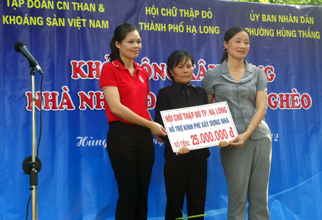 Lãnh đạo Hội CTĐ TP Hạ Long trao hỗ trợ kinh phí xây dựng nhà cho gia đình bà Nguyễn Thị Long, hộ nghèo ở phường Hùng Thắng (TP Hạ Long).