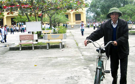 Mỗi tuần 1 lần, ông Nguyễn Ngọc Hồ đạp xe đến Trường THCS Yên Thanh dạy học miễn phí cho học sinh.