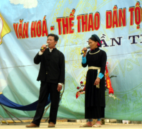 Ông Chìu A Mả cùng một nghệ nhân khác biểu diễn dân ca dân tộc mình tại Lễ hội Sán Chỉ của huyện Tiên Yên.