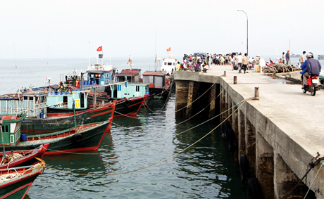 Cầu cảng Cô Tô - điểm nối huyện đảo với đất liền. Ảnh: Khánh Giang