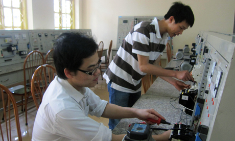 Lắp đặt thiết bị dạy nghề tại Trường trung cấp nghề xây dựng và công nghiệp Quảng Ninh. (Ảnh minh hoạ).