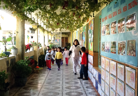 Hành lang các lớp học Trường Mầm nonHạ Long được trang trí mang đậm sắc màu thiên nhiên. Ảnh: Thanh Hồng (Phòng GD-ĐT TP Hạ Long)