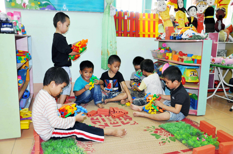 Huyện Vân Đồn là 1 trong 7 địa phương trên toàn tỉnh đạt chuẩn phổ cập giáo dục mầm non cho trẻ 5 tuổi trong năm 2012. (Ảnh chụp tại Trường Mầm non Hạ Long, xã Hạ Long, huyện Vân Đồn).