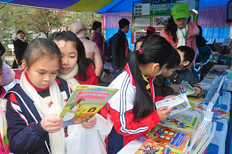 Các em học sinh tham quan gian hàng sách.