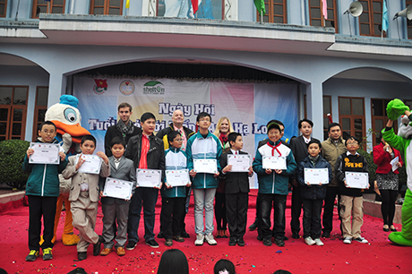 Ban tổ chức trao giải cho các em học sinh đạt giải trong phần thi hùng biện bằng tiếng Anh.