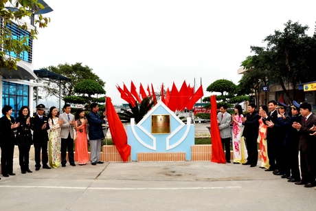 Lãnh đạo LĐLĐ tỉnh, Sở GTVT, Công ty TNHH 1TV Bến xe bến tầu Quảng Ninh gắn biển công trình