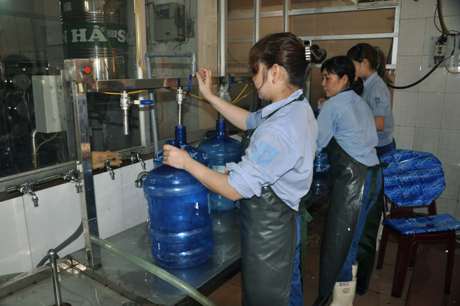 Cơ cấu kinh tế của TP Cẩm Phả đang được chuyển dịch theo hướng tích cực. Trong ảnh: Sản xuất tại Công ty CP Xây dựng và sản xuất Bia - Rượu - Nước giải khát Cẩm Phả.