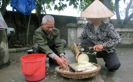 Nhờ tích cực tăng gia sản xuất, gia đình ông bà Tô Văn Dong - Lê Thị Phiến, khu Bí Thượng, phường Phương Đông, TP Uông Bí năm nay đã thoát nghèo.