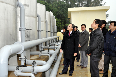 Đồng chí Đặng Huy Hậu, Phó Chủ tịch UBND tỉnh tham quan hệ thống xử lý nước sinh hoạt cửa hồ chứa nước Trường Xuân.