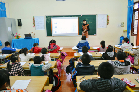 Sử dụng bảng tương tác trong giờ học tại Trường Tiểu học Trưng Vương, TP Uông Bí.