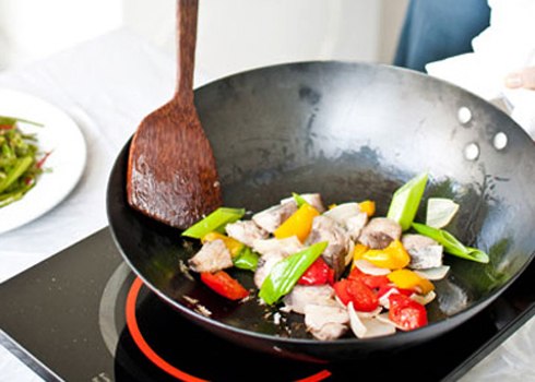 Sử dụng các loại xoong, nồi có chất liệu tốt giúp bạn hạn chế việc bị cháy thức ăn trong quá trình nấu nướng. 