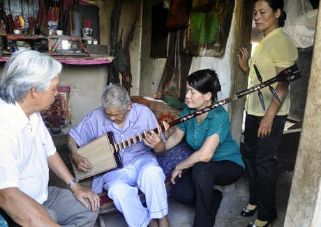 Ông Phạm Văn Lận dù đã già cả, không còn minh mẫn nhưng vẫn nhớ cây đàn đáy từng chơi năm xưa.
