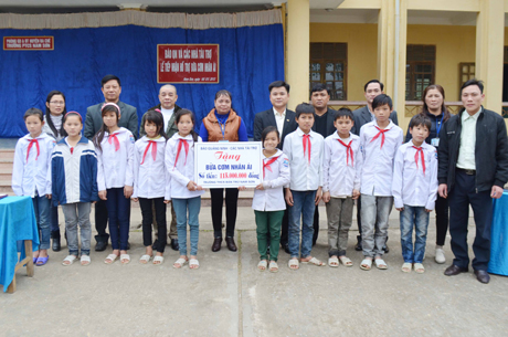 Đại diện các nhà tài trợ, Báo Quảng Ninh trao kinh phí hỗ trợ “Bữa cơm nhân ái” cho Trường PTCS Nam Sơn.
