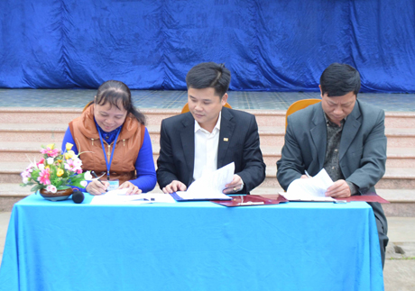 Đại diện Báo Quảng Ninh, nhà tài trợ, Trường PTCS Nam Sơn ký kết Chương trình phối hợp hỗ trợ “Bữa cơm nhân ái” cho học sinh bán trú dân nuôi.