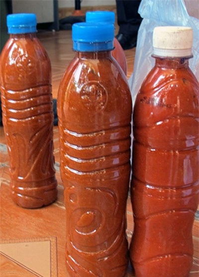 Những chai tương ớt không nhãn mác 