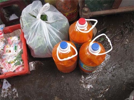 Tương ớt thường được mua theo từng can lớn