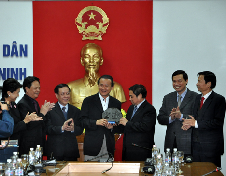 Đồng chí Phạm Minh Chính, Ủy viên Trung ương Đảng, Bí thư Tỉnh ủy tặng quà lưu niệm cho đoàn
