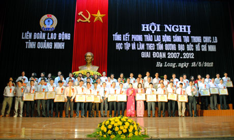 Lãnh đạo LĐLĐ tỉnh tặng bằng khen cho các cá nhân có thành tích trong phong trào lao động sáng tạo giai đoạn 2007-2012.