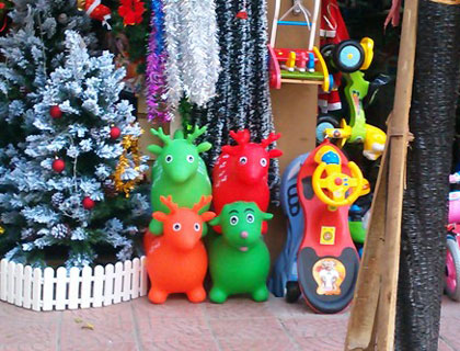 Các loại thú nhún được bày bán tràn lan tại các cửa hàng đồ chơi ở Hà Nội