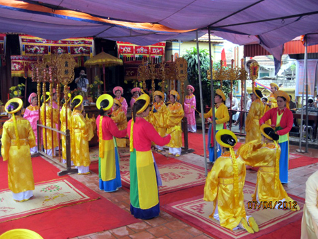 Một cảnh tế lễ trong ngày Chạp tổ ở Hà Nam (Quảng Yên).