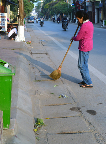 Bà Trịnh Thị Mỵ với công việc quét rác hàng ngày.