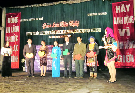 Hội LHPN huyện Ba Chẽ phối hợp tổ chức giao lưu văn nghệ tuyên truyền Luật Bình đẳng giới, Luật Phòng, chống bạo lực gia đình cho hội viên, người dân trên địa bàn, tháng 3-2012.