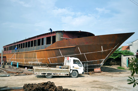 Những con tàu vận tải đang được người dân làng nghề đóng tàu Hà An (TX Quảng Yên) hoàn thiện.