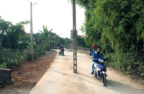 Cột điện nằm giữa đường như thế này gây nguy hiểm cho người dân khi tham gia giao thông. (Ảnh chụp tại xã Nguyễn Huệ, huyện Đông Triều).