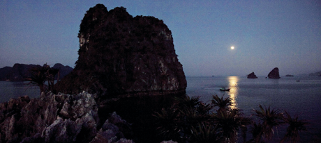 Khi trăng chiều lung linh trên vịnh, ta càng thấy vẻ đẹp kỳ ảo của vịnh mà không đâu có được