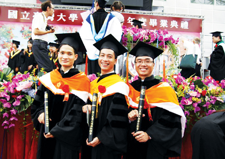 Tiến sĩ Đỗ Hữu Tuấn (thứ nhất, trái sang) cùng bạn bè trong Lễ trao bằng Tiến sĩ.