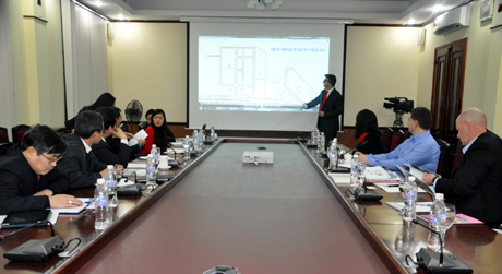 Đại diện công ty trình bày về quy trình sản xuất thạch cao của nhà máy.