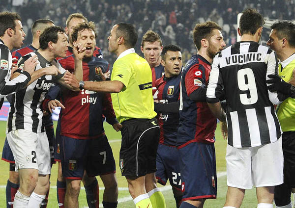 Juventus (áo sọc trắng đen) đã phải nhận một loạt án phạt vì phản đối trọng tài