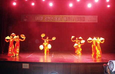 Đoàn cải lương Quảng Ninh biểu diễn tại Lễ hội Gangneung Danoje ở Hàn Quốc. Ảnh: Tư liệu