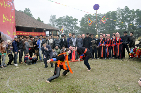 Hội Bằng Cả là nơi lưu giữ bản sắc văn hoá của người Dao Thanh Y được tổ chức thường xuyên hằng năm. Trong ảnh: Thi đẩy gậy tại Hội làng Bằng Cả năm 2012.