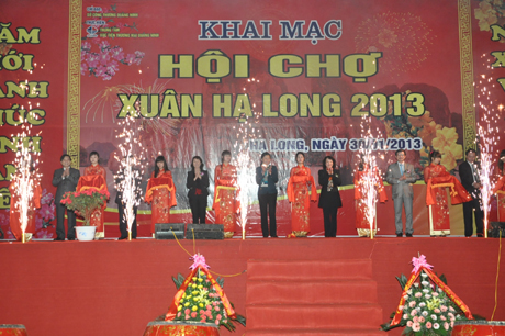 Các đại biểu cắt băng khai mạc Hội chợ Xuân Hạ Long 2013.