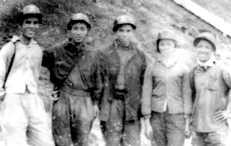 Ông Vũ Cẩm (đứng giữa), chụp ảnh lưu niệm với các ĐVTN tiêu biểu trong lần về kiểm tra đường lò “Thanh niên quản lý” tại Mỏ than Mạo Khê năm 1971 khi ông đang là Bí thư Tỉnh Đoàn Quảng Ninh. Ảnh: tư liệu