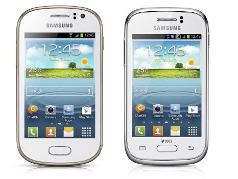 Lần lượt từ trái qua phải là Galaxy Fame và Galaxy Young.