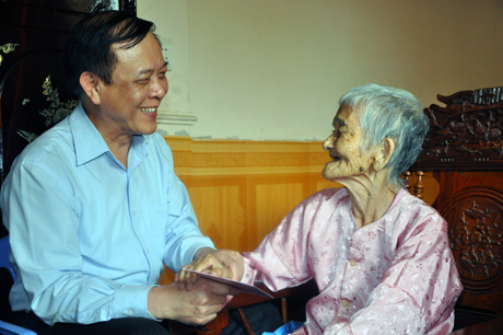 Phó Chủ tịch Thường trực UNBD tỉnh Đỗ Thông thăm và chúc Tết gia đình Mẹ Việt Nam Anh hùng Nguyễn Thị Tèo.