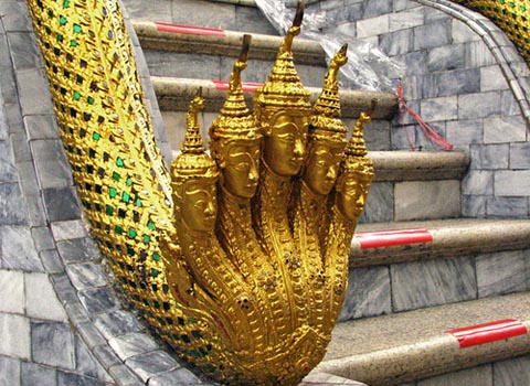 Hình ảnh rắn trên bậc thang ở một đền thờ của Thái Lan. Ảnh: dipity.com.
