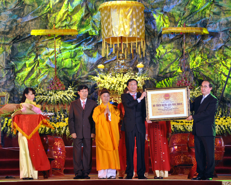 Đồng chí Nguyễn Thiện Nhân, Phó Thủ tướng Chính phủ trao Bằng xếp hạng Di tích quốc gia đặc biệt Yên Tử cho lãnh đạo tỉnh Quảng Ninh tại buổi lễ.