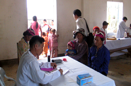 Cán bộ quân y BĐBP tỉnh khám bệnh, phát thuốc miễn phí cho đồng bào dân tộc xã Bắc Sơn (TP Móng Cái).
