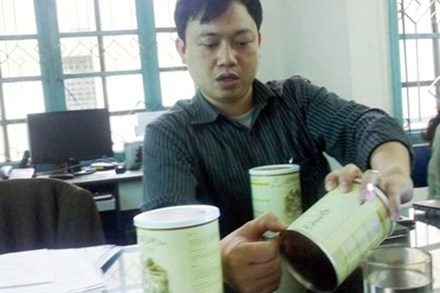 Ông Đặng Minh Sang - Phó Giám đốc Cty TNHH Mạnh Cầm - và sản phẩm sữa Danlait.