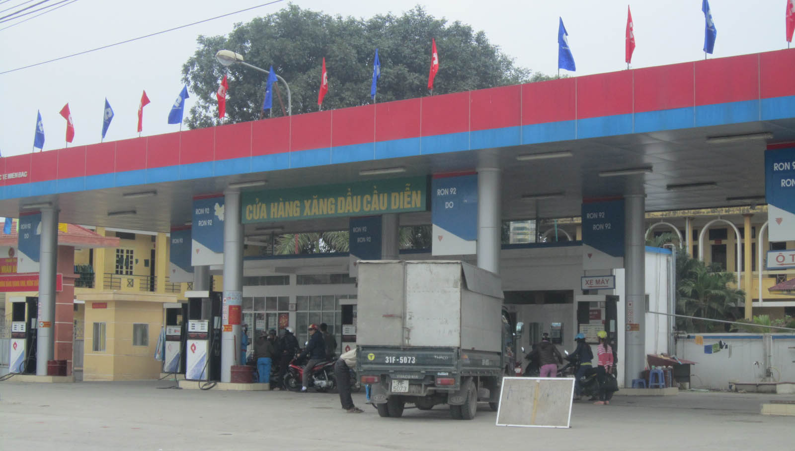 Cây xăng ở Cầu Diễn cũng treo biển hết xăng.
