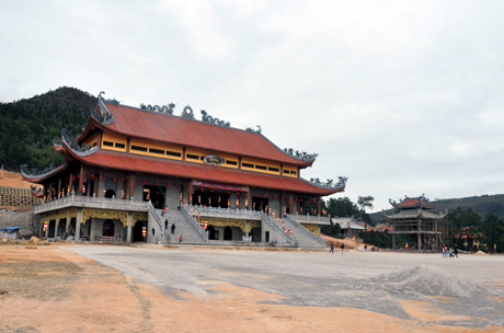 Toà “Đại hùng bảo điện” chùa Ba Vàng đang được hoàn thiện.