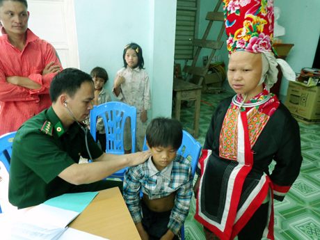 Cán bộ Ban Quân y Phòng Hậu cần (BĐBP tỉnh) khám chữa bệnh cho đồng bào dân tộc xã Hải Sơn (Móng Cái).