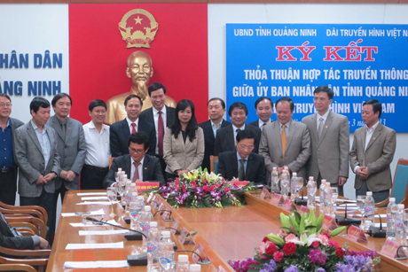 Đồng chí Nguyễn Văn Đọc, Chủ tịch UBND tỉnh và đồng chí Trần Bình Minh, Tổng Giám đốc Đài THVN ký kết thỏa thuận hợp tác truyền thông giữa hai bên.
