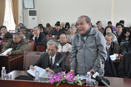 Hội viên nhà báo cao tuổi phát biểu tham gia góp ý vào Dự thảo.